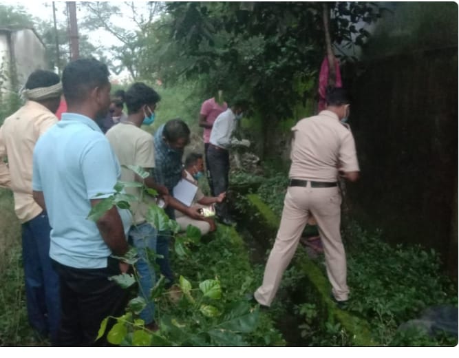 स्नेक बाइट से पीड़ित नातिन अस्पताल में थी दाखिल... साथ में आई दादी ने अस्पताल के पीछे ही लगा ली फांसी